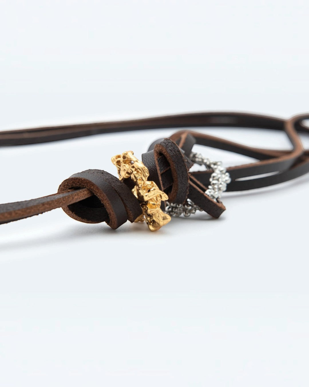 ALYSI JEWELED BELT ゴールドカラーの立体的な装飾パーツとブラウンレザーの結び目の接写