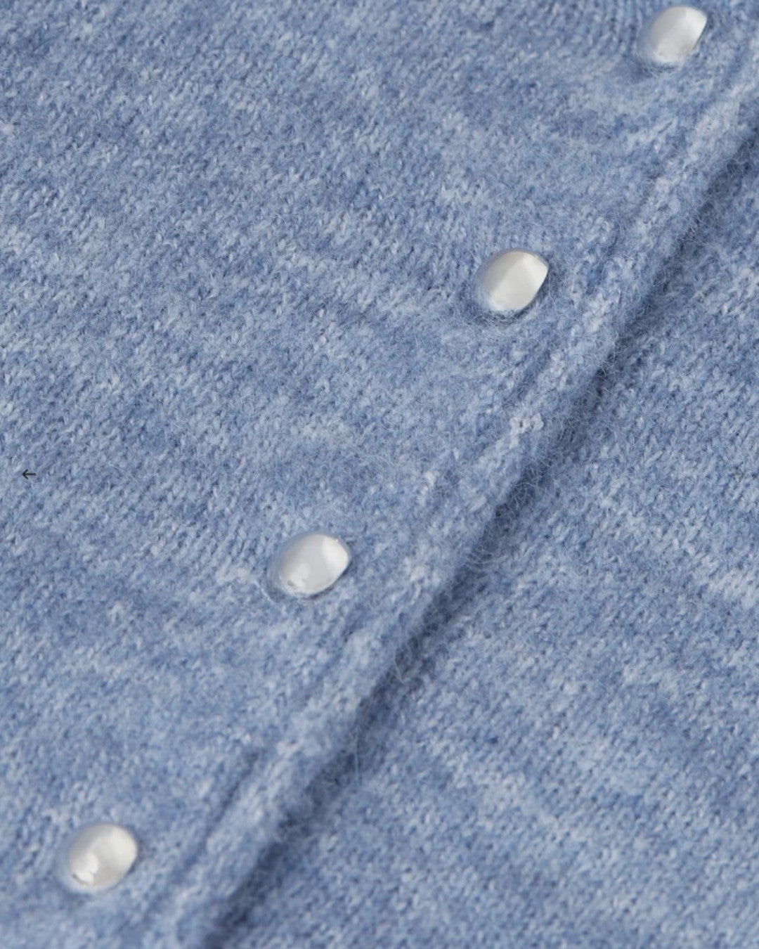 Scotch & Soda AZURE DRIFT カーディガン ブルーメランジの起毛ニットと艶のある小粒ボタンの拡大