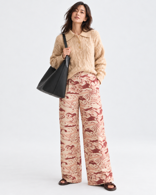 Scotch & Soda ベージュのケーブル編みポロニット、柄入りワイドパンツと合わせた全身コーディネート