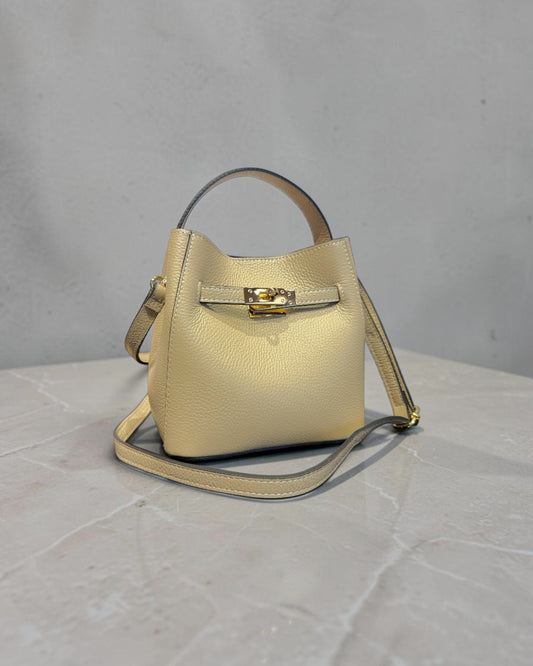 AN EMBRACE OF ITALIAN ELEGANCE: LEATHER SQUARE CROIX 2WAY BAG