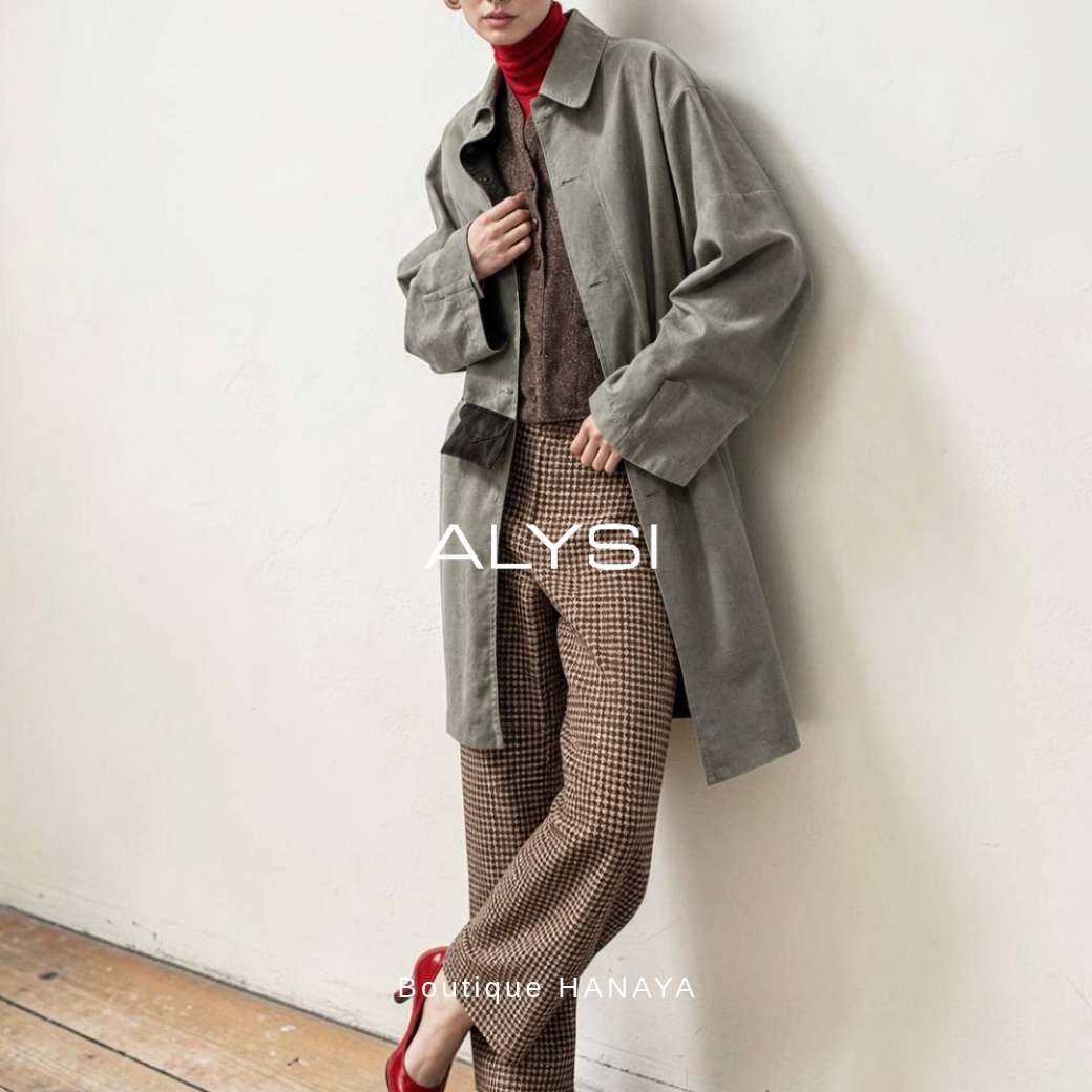 ALYSI（アリジ）のグレー系ロングコートとチェック柄パンツ、赤いインナーとヒールを合わせたモデル着用スタイリング