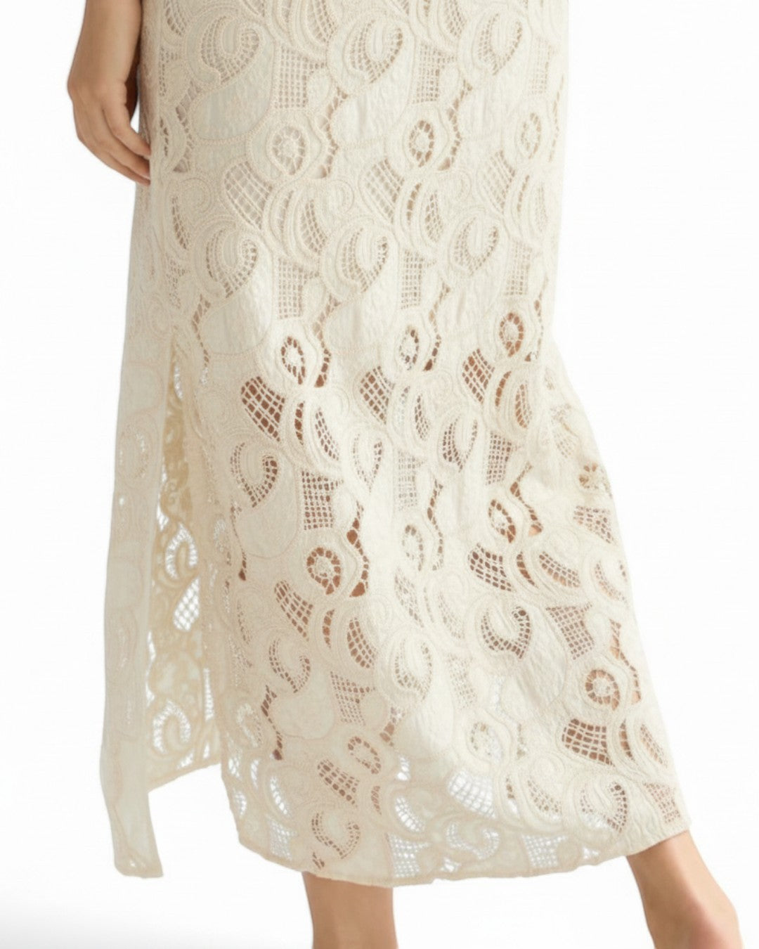 ECHOES OF SUNLIGHT AND LACE: THE ROMANTIC ESCAPE