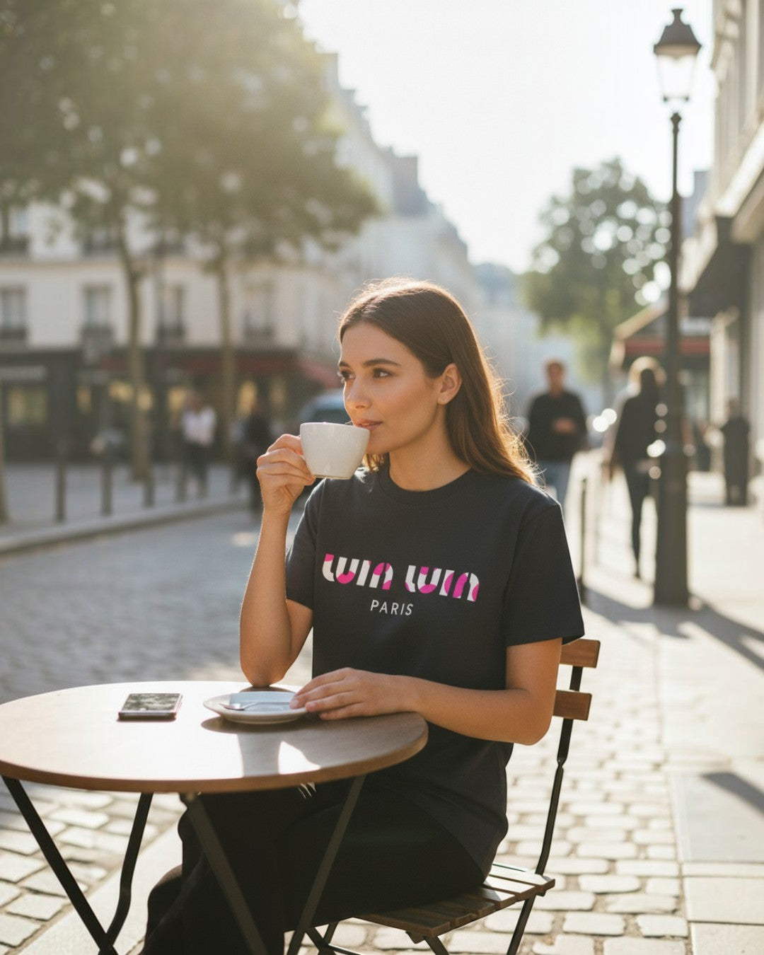 CHIC DES RUES PARISIENNES: THE GRAPHIC TEE