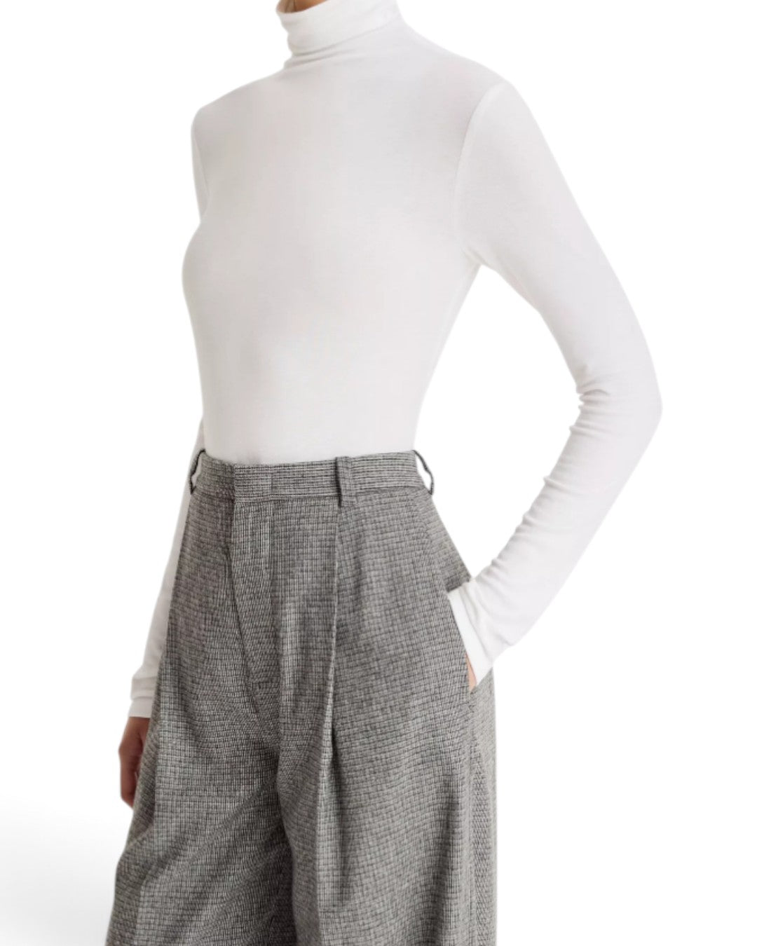 SECOND-SKIN SERENITY: ESSENTIAL STRETCH-TURTLENECK