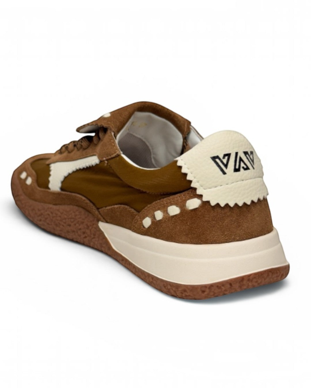 RETRO ELEGANCE & ITALIAN TOUCH: SUEDE STITCH SNEAKERS