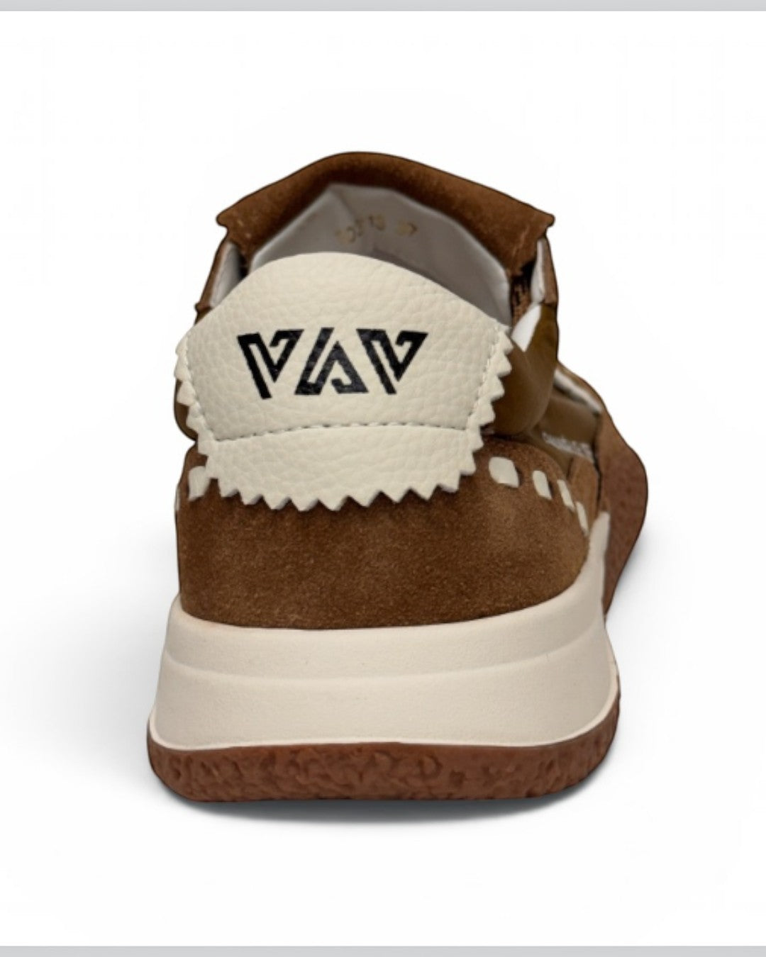 RETRO ELEGANCE & ITALIAN TOUCH: SUEDE STITCH SNEAKERS