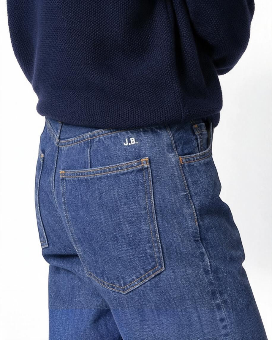 J.B. ATTIRE CHAMBERY DENIM FADE バックポケット上のJ.B.刺繍