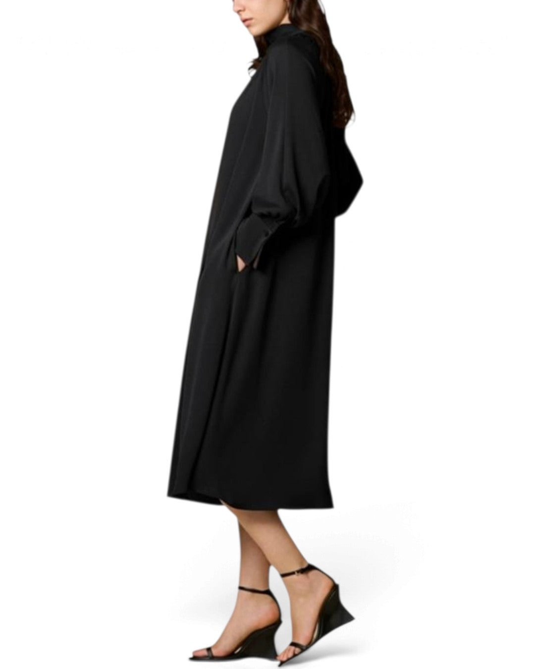mila schon バックサテンジョーゼット2WAYドレス ブラックの横からの着用、袖のふくらみと落ち感のあるシルエット