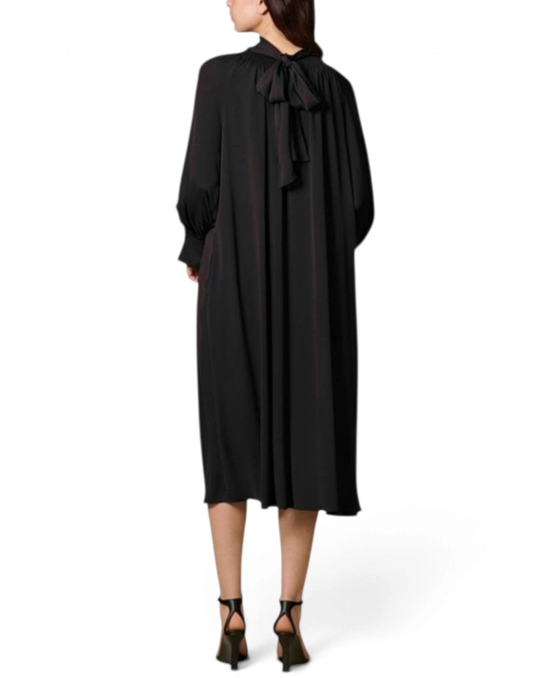 モデル後ろ向き・ハイネック風：mila schon バックサテンジョーゼット2WAYドレス ブラックのリボン結びを後ろにした背面の着用、袖のふくらみと落ち感のある裾