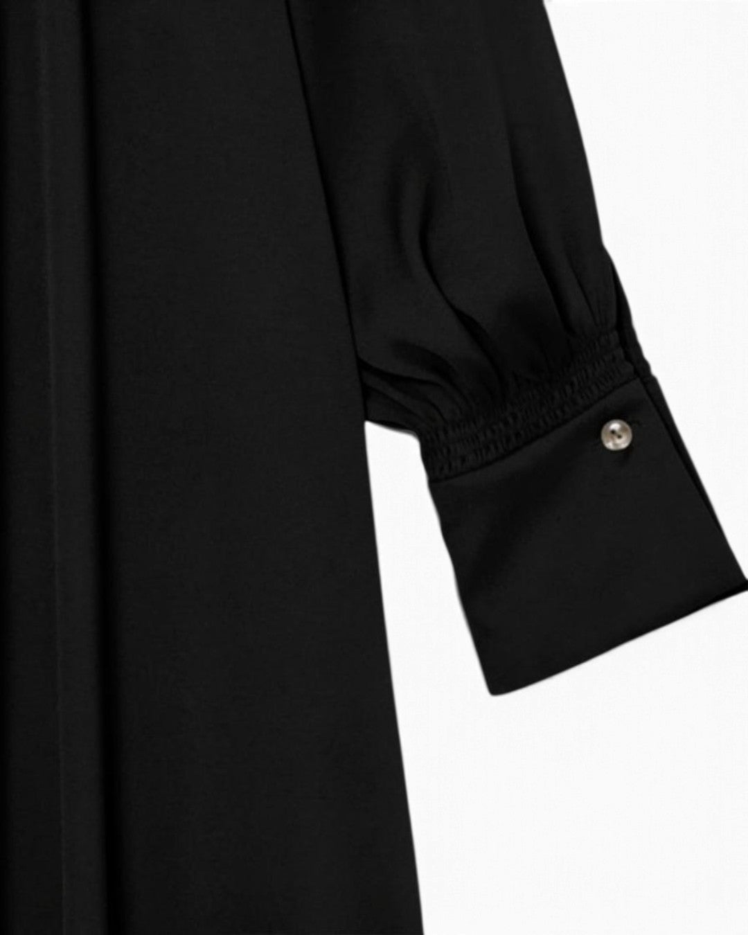 袖口のアップ：mila schon バックサテンジョーゼット2WAYドレス ブラックの袖口、ボタン付きカフスと袖のギャザー