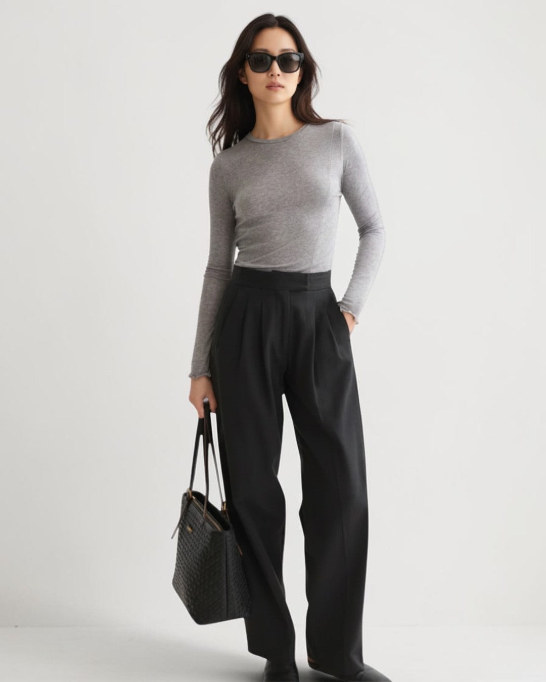 Scotch & Soda グレー長袖Tシャツのモデル着用全身、黒のパンツとバッグを合わせたコーディネート