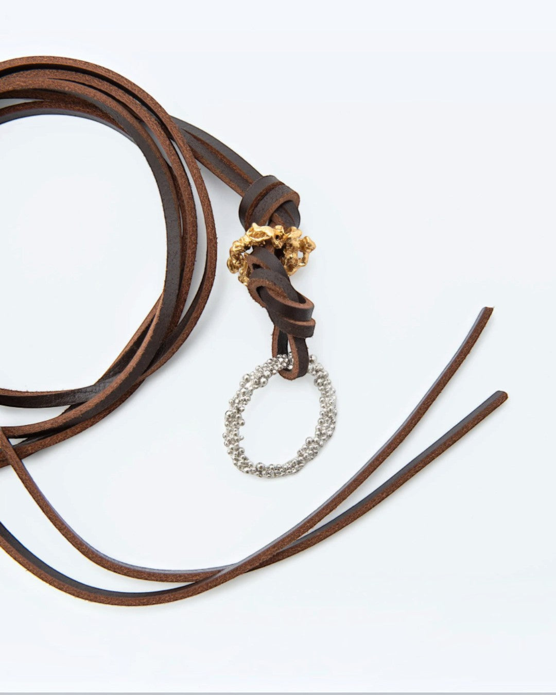 ALYSI JEWELED BELT ブラウンの長いレザーの端とシルバーリング・ゴールドパーツの平置き