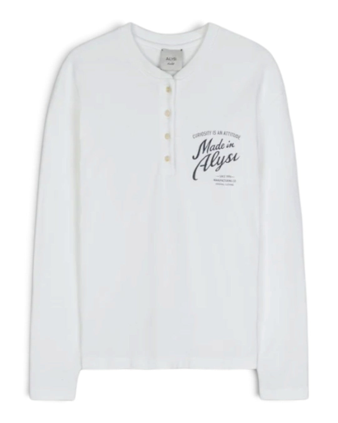 ALYSI ホワイトの長袖ヘンリーネックTシャツ、胸元のメッセージプリントとスクエアボタンが見える商品単体の正面