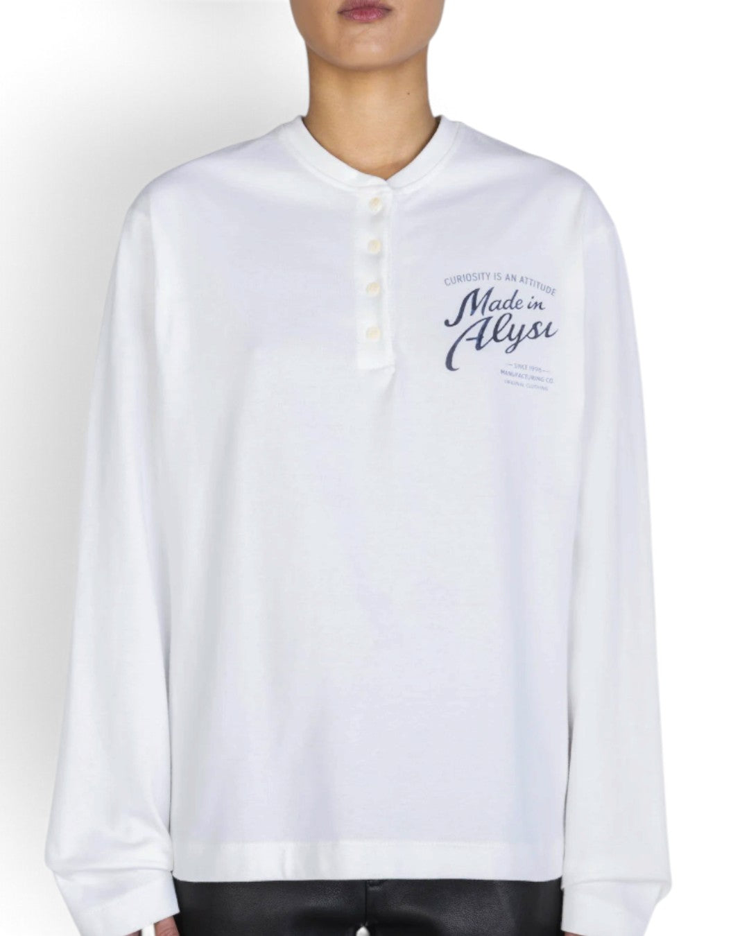 ALYSI ホワイトの長袖ヘンリーネックTシャツ、胸元プリントとゆとりのあるシルエットが分かる着用正面