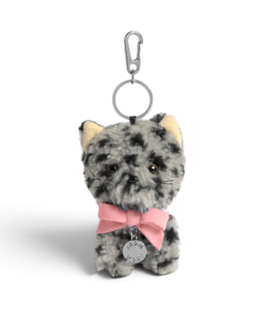 WOUF Colette Cat Charm 正面、グレーと黒の斑点模様のボア、ピンクリボンとロゴメダル、クリップとキーリング