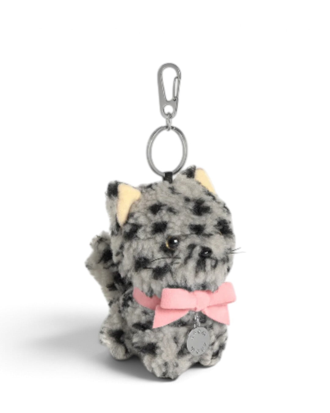 WOUF Colette Cat Charm 斜め前から見た猫バッグチャーム、ピンクリボンとシルバー色のロゴメダル、立体的な座り姿