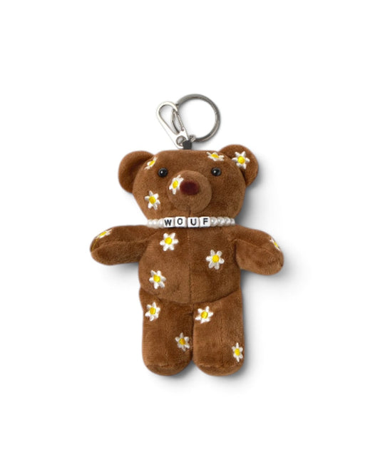 WOUF Choco Bear ブラウンのベアバッグチャーム正面、デイジー刺繍とパール調ロゴネックレス、クリップとキーリング
