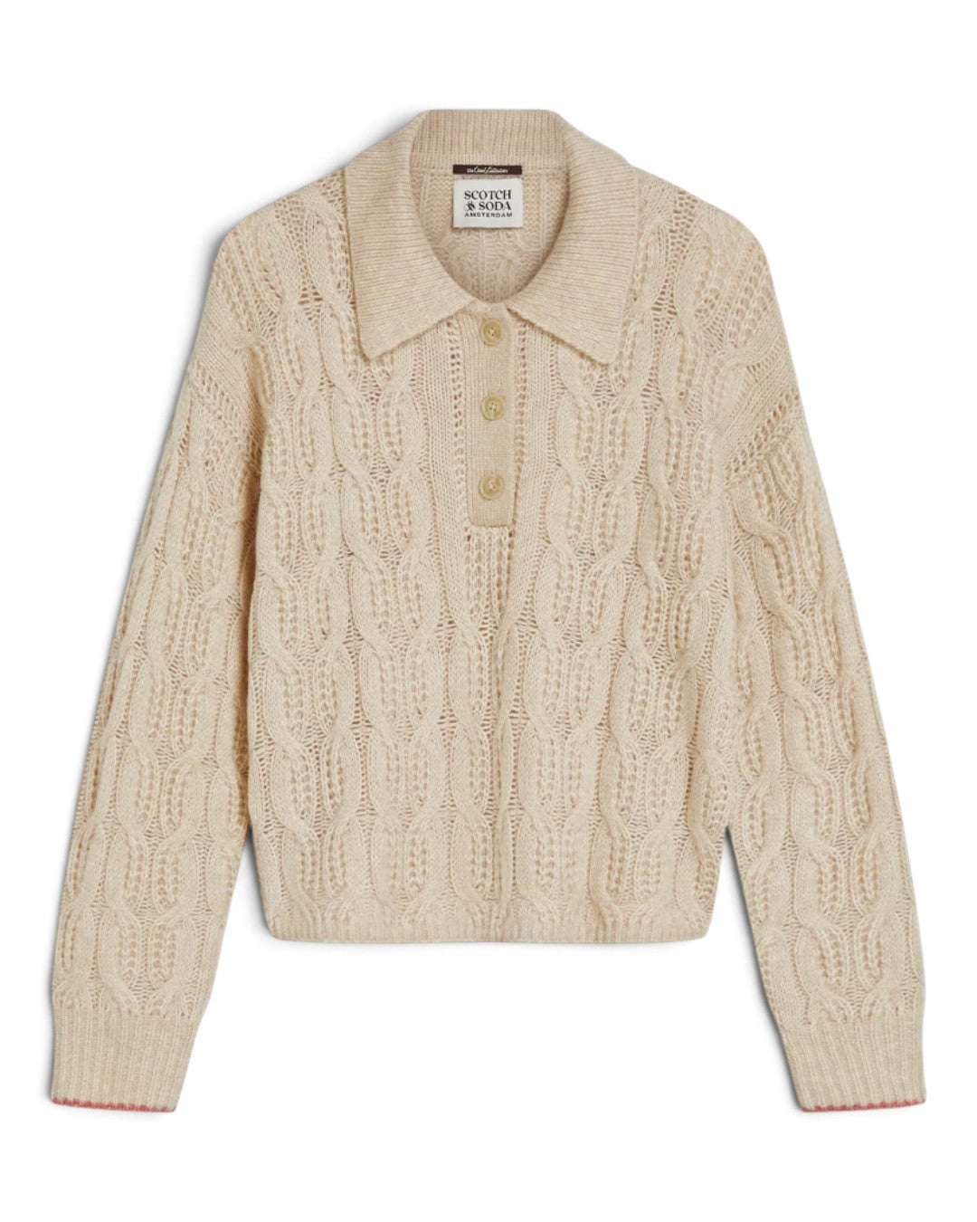 Scotch & Soda ベージュのケーブル編みポロニット、リブ襟と3つボタンが見える平置き正面