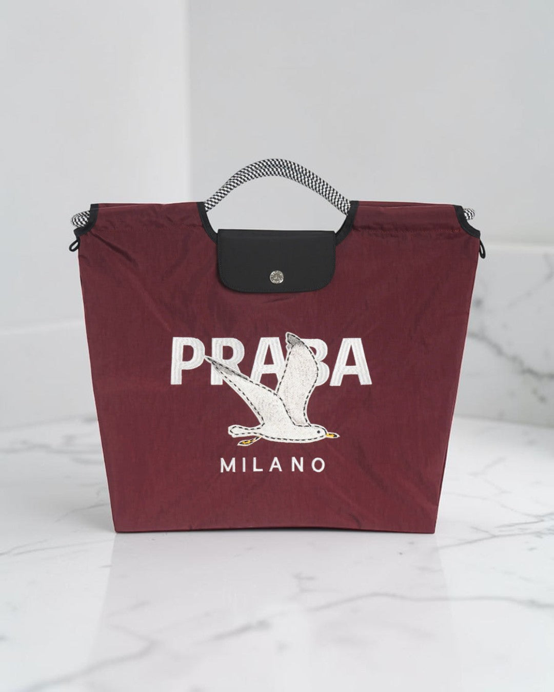 Account® PARIS カモメ刺繍フラップトートバッグのワイン色の正面と黒いフラップ