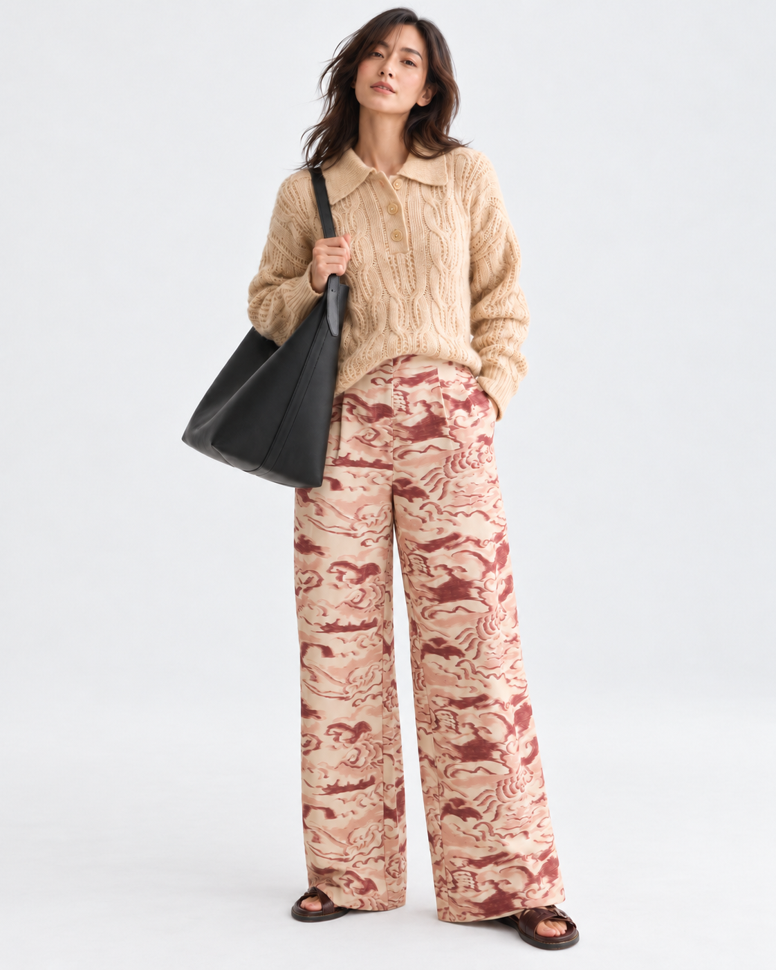 Scotch & Soda ベージュのケーブル編みポロニット、柄入りワイドパンツと合わせた全身コーディネート