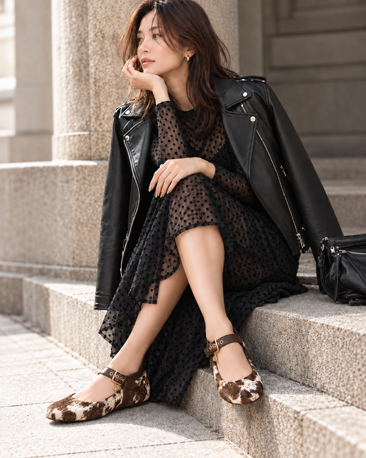 V°73 WILD GRACE バレエシューズ ブラウン×ホワイトのアニマル柄ストラップシューズに、黒のドット柄シアーワンピースとライダースジャケットを合わせたモデル着用コーディネート