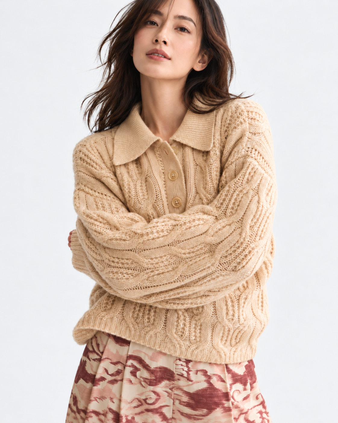 Scotch & Soda ベージュのケーブル編みポロニット、腕を組んだ上半身の着用イメージ