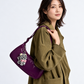 WOUF Colette Cat Charm ピンクリボン付きの猫バッグチャームを紫のショルダーバッグに取り付けたモデル使用イメージ