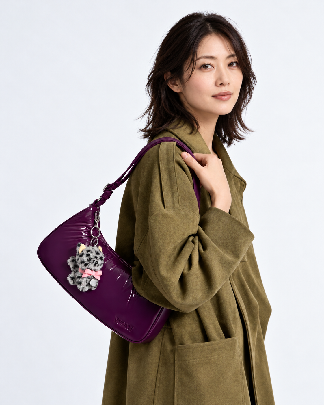WOUF Colette Cat Charm ピンクリボン付きの猫バッグチャームを紫のショルダーバッグに取り付けたモデル使用イメージ