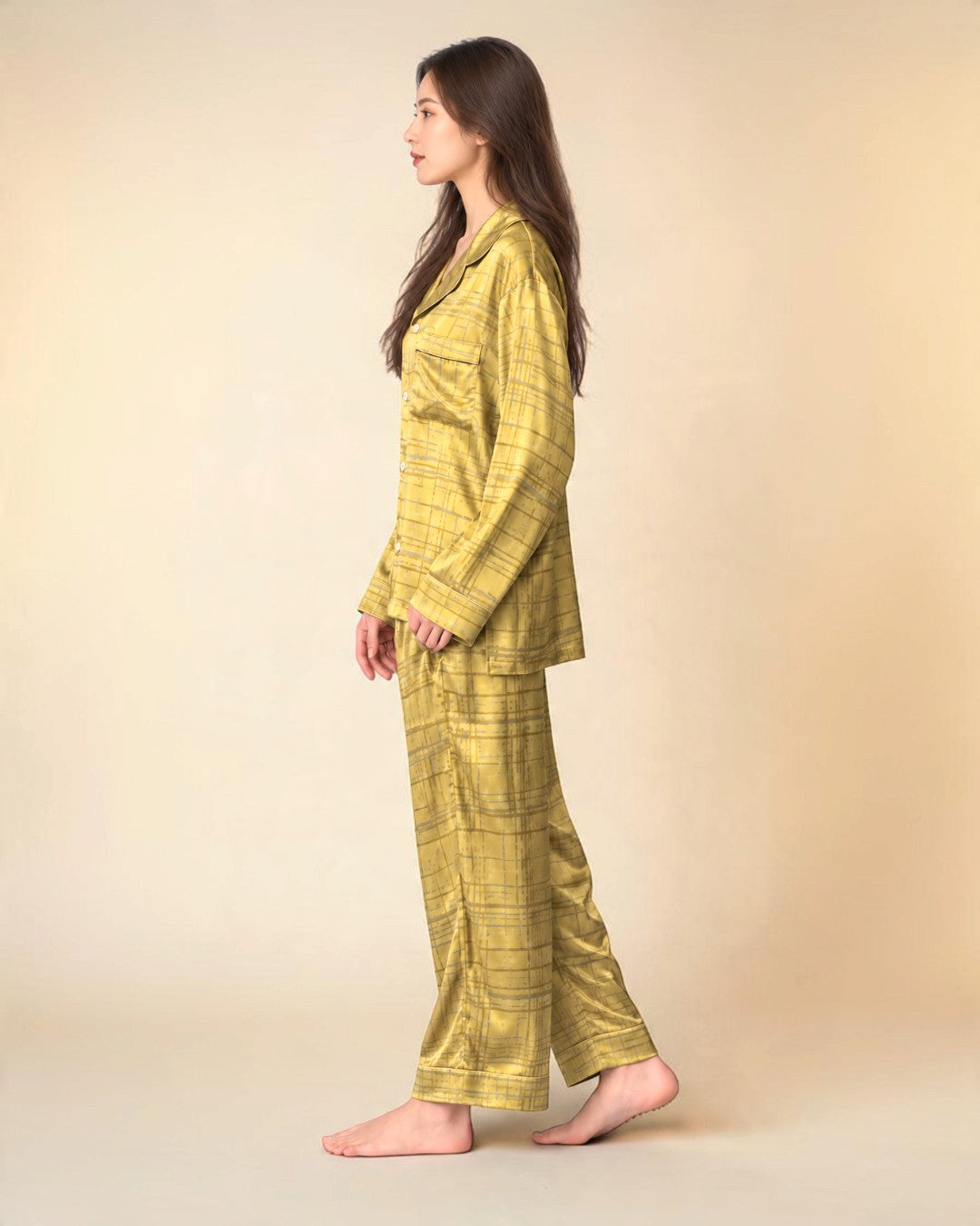 Boutique HANAYA × Foo Tokyo イチョウゴールドのシルクパジャマ、ゆったりした上下のシルエットが分かる側面着用姿
