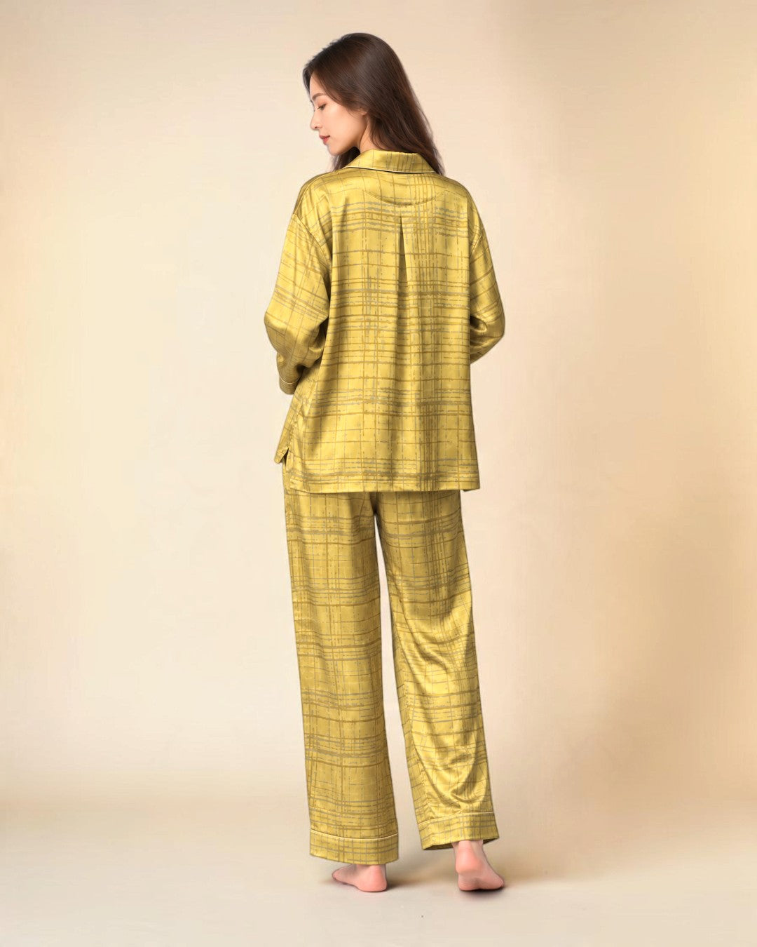 Boutique HANAYA × Foo Tokyo イチョウゴールドのシルクパジャマ、トップスの背中のプリーツとパンツの背面着用姿