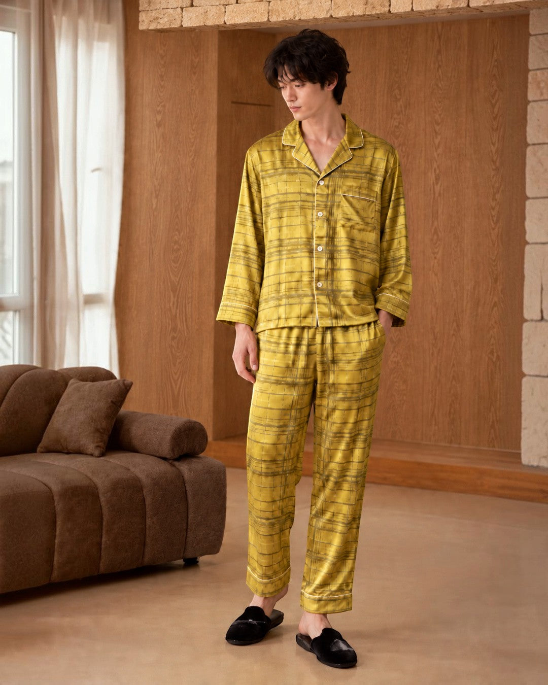 Boutique HANAYA × Foo Tokyo イチョウゴールドのシルクパジャマ、窓辺で黒いスリッパを合わせた男性モデルの全身着用姿