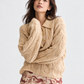 Scotch & Soda ベージュのケーブル編みポロニット、襟と長袖の編み柄が分かる上半身の着用イメージ