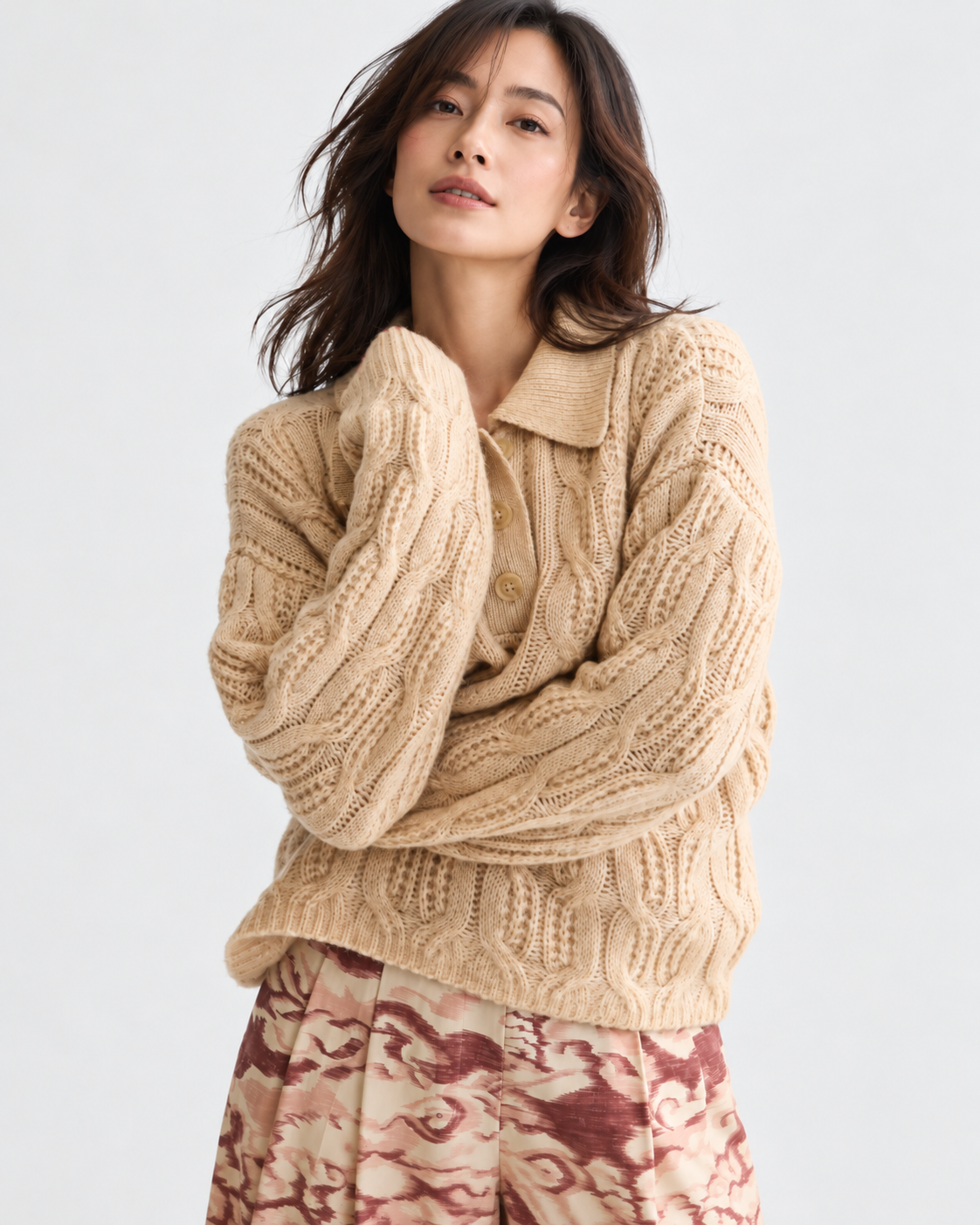 Scotch & Soda ベージュのケーブル編みポロニット、襟と長袖の編み柄が分かる上半身の着用イメージ