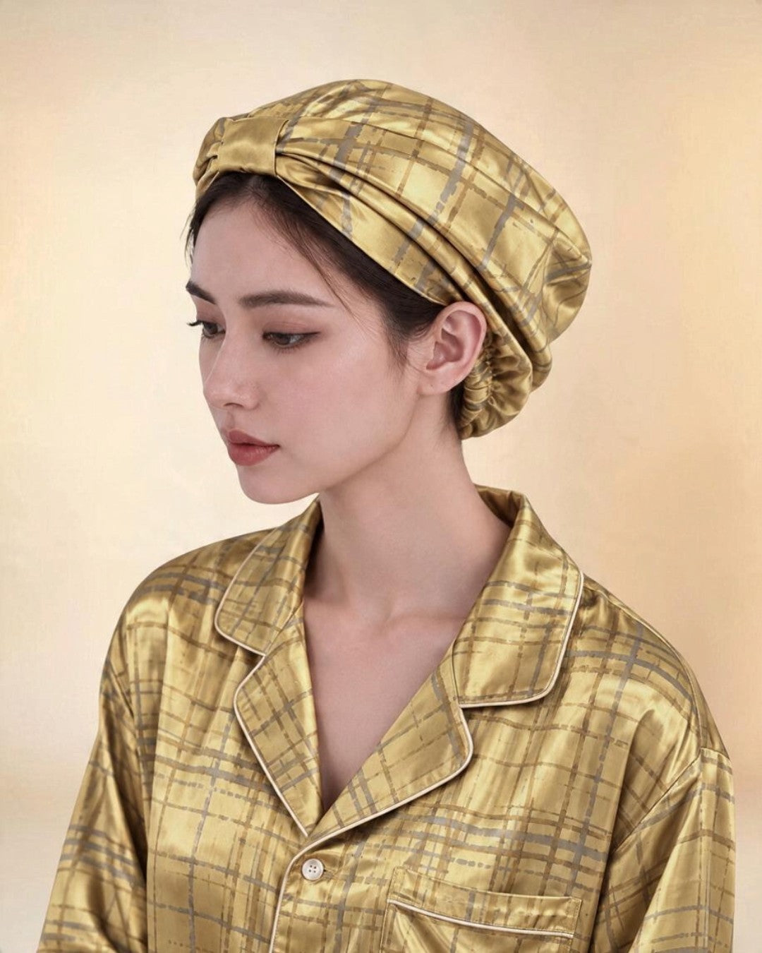 LUSÉRIEL × Foo Tokyo シルクナイトキャップ イチョウゴールドの斜め前から見た着用イメージ