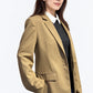 PLUS PLUSの白襟付きチャコールグレーリブセーターをベージュのジャケットからのぞかせた上半身の着用姿