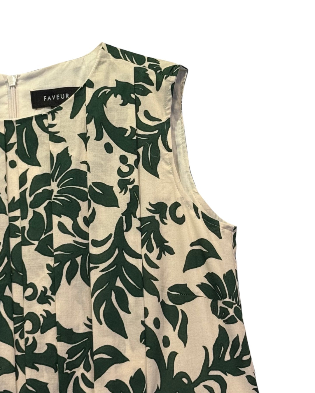 BOTANIC SERENITY IN VERDANT GREEN