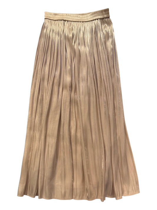 LIQUID LIGHT AND SOFT PLEATS: THE TIMELESS GOLDEN FLARE