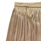 LIQUID LIGHT AND SOFT PLEATS: THE TIMELESS GOLDEN FLARE