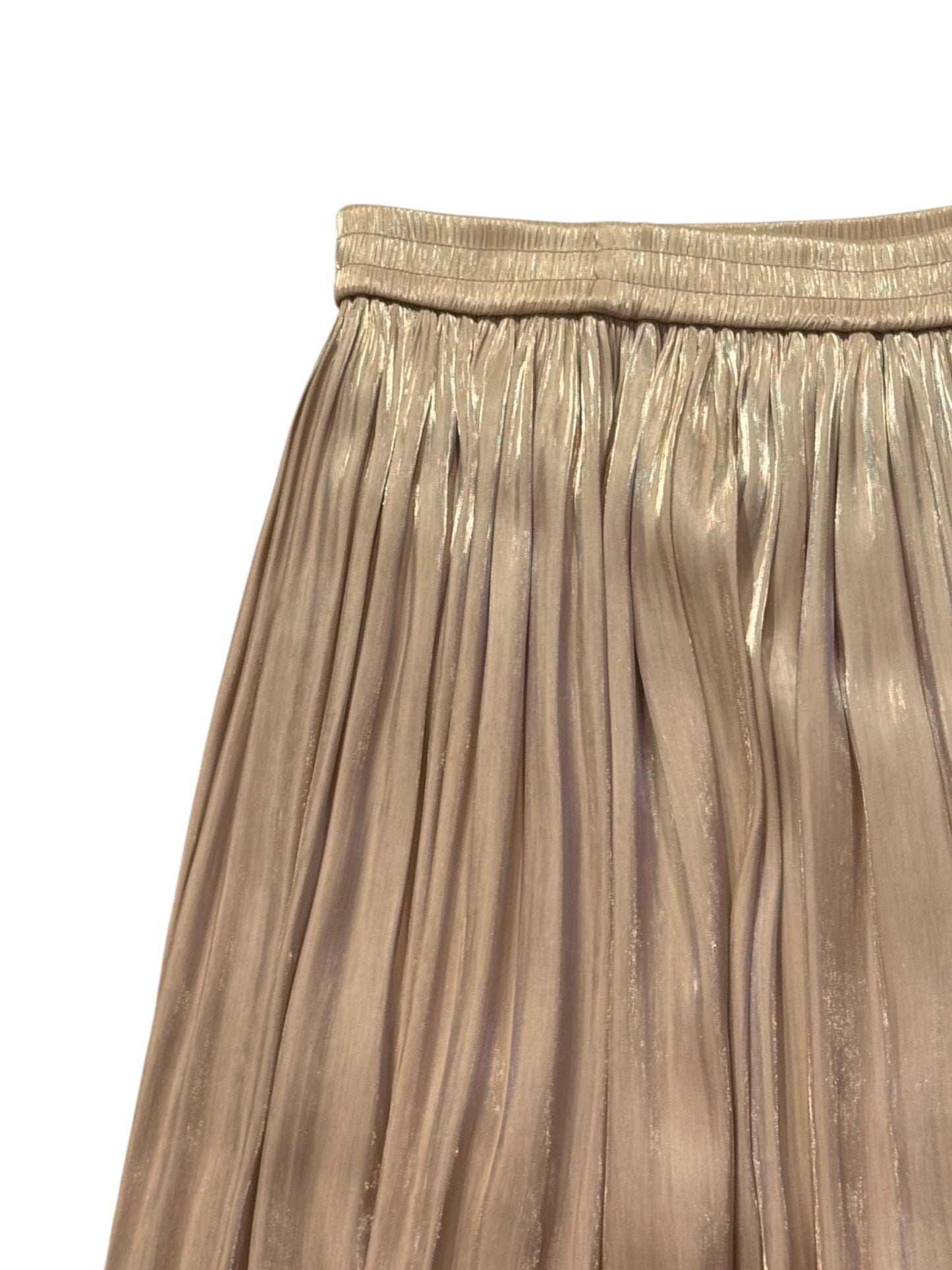 LIQUID LIGHT AND SOFT PLEATS: THE TIMELESS GOLDEN FLARE