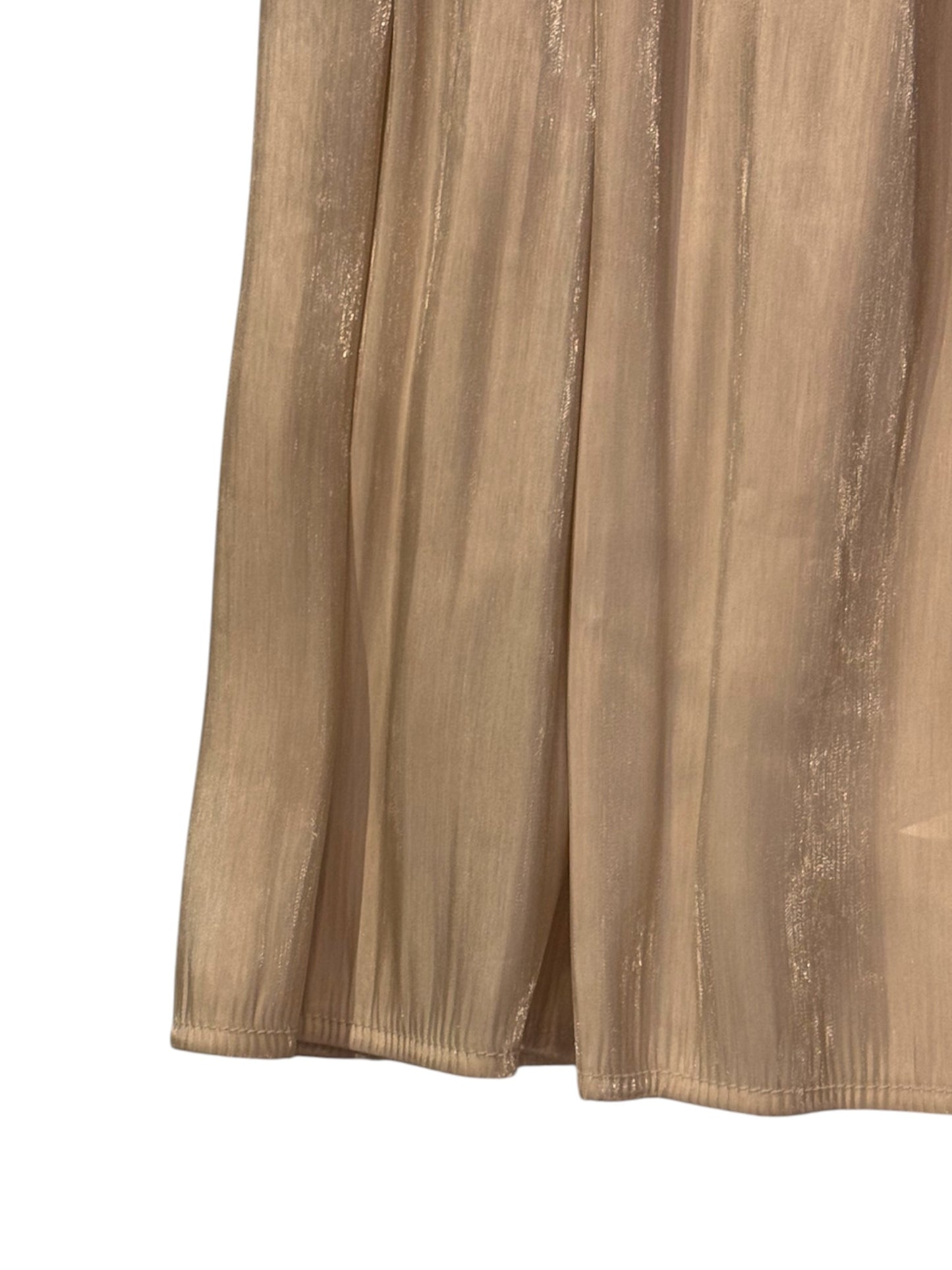 LIQUID LIGHT AND SOFT PLEATS: THE TIMELESS GOLDEN FLARE