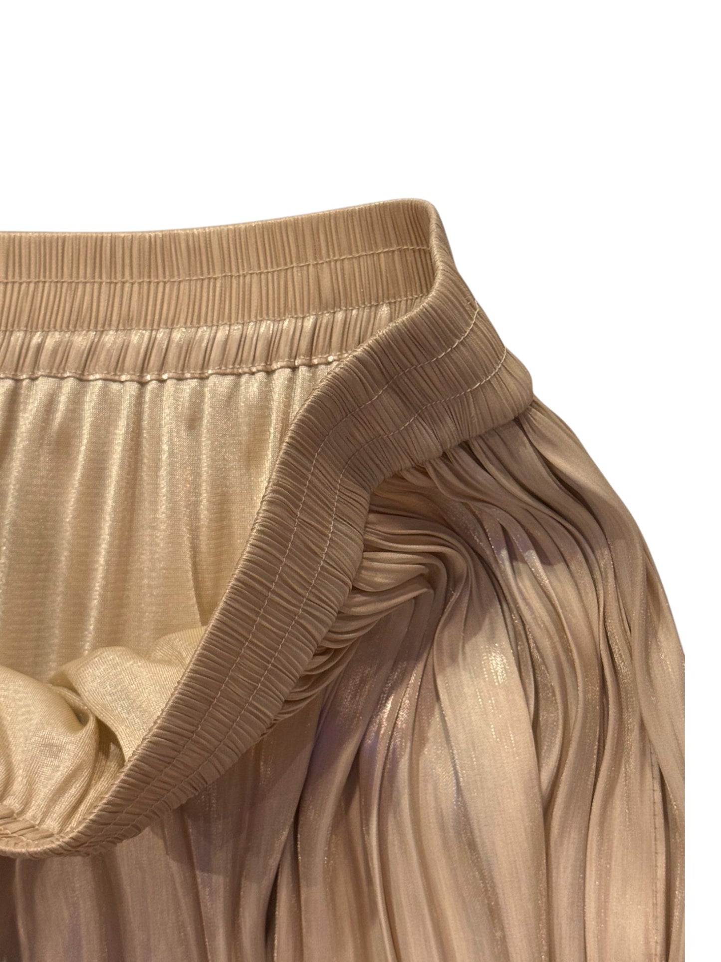 LIQUID LIGHT AND SOFT PLEATS: THE TIMELESS GOLDEN FLARE