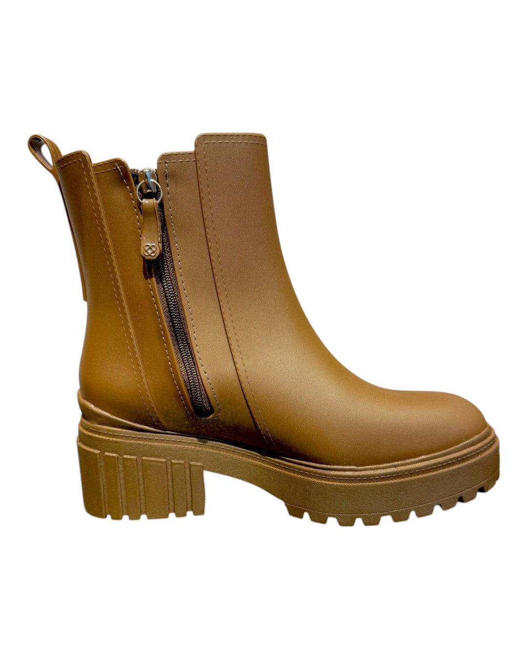 STEP INTO THE RAIN WITH CHIC CONFIDENCE