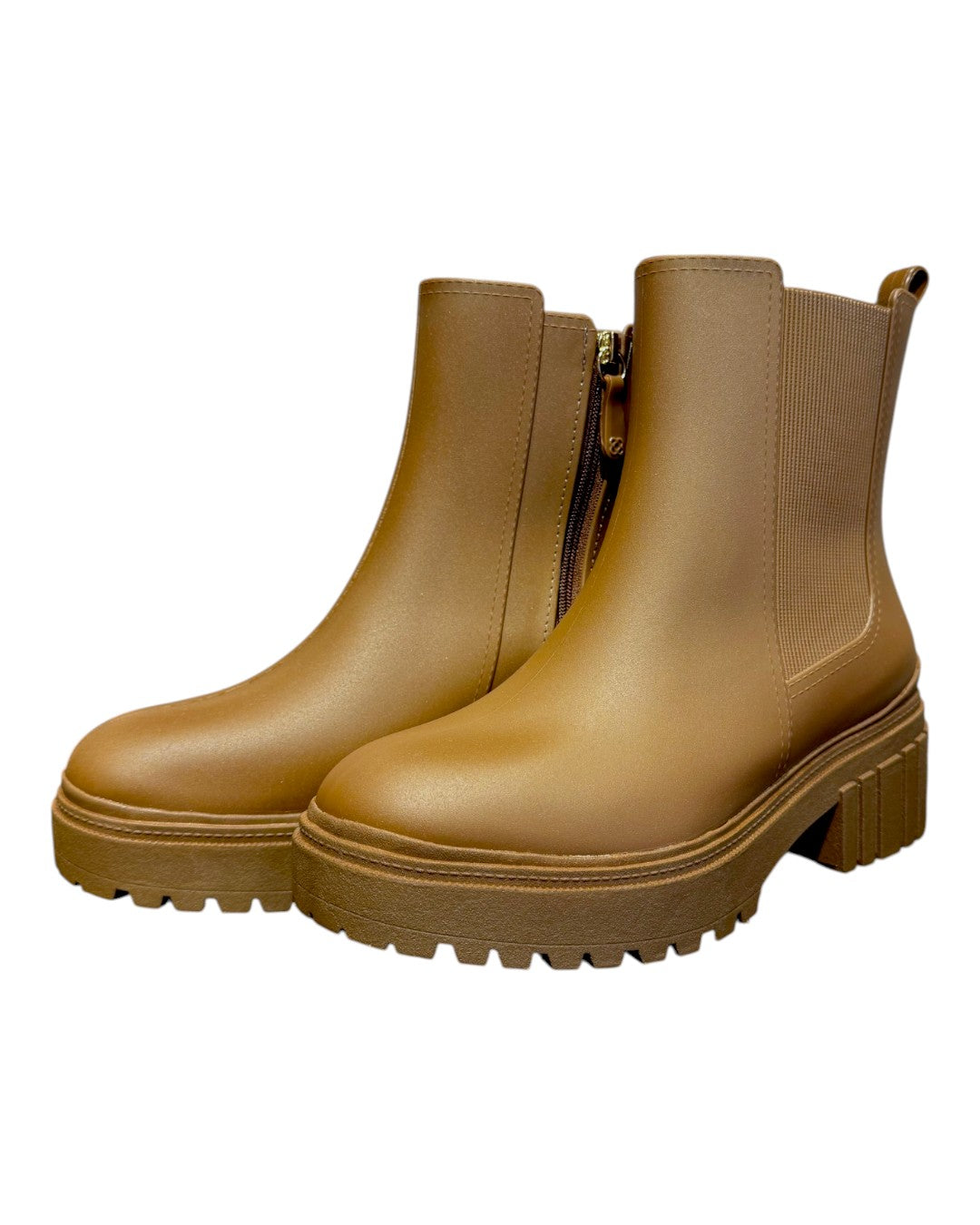 STEP INTO THE RAIN WITH CHIC CONFIDENCE