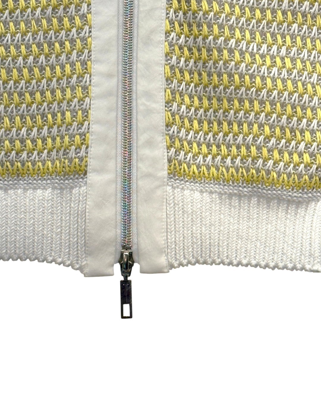 THE LUMINOUS BREEZE: A SYMPHONY OF LIGHT AND TEXTURE