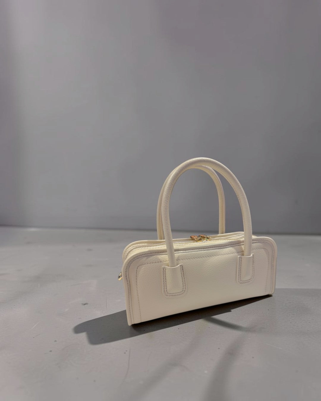 ELEGANT STRUCTURE IN EVERYDAY MOTION: ITALIAN LEATHER HORIZONTAL 2WAY BAG