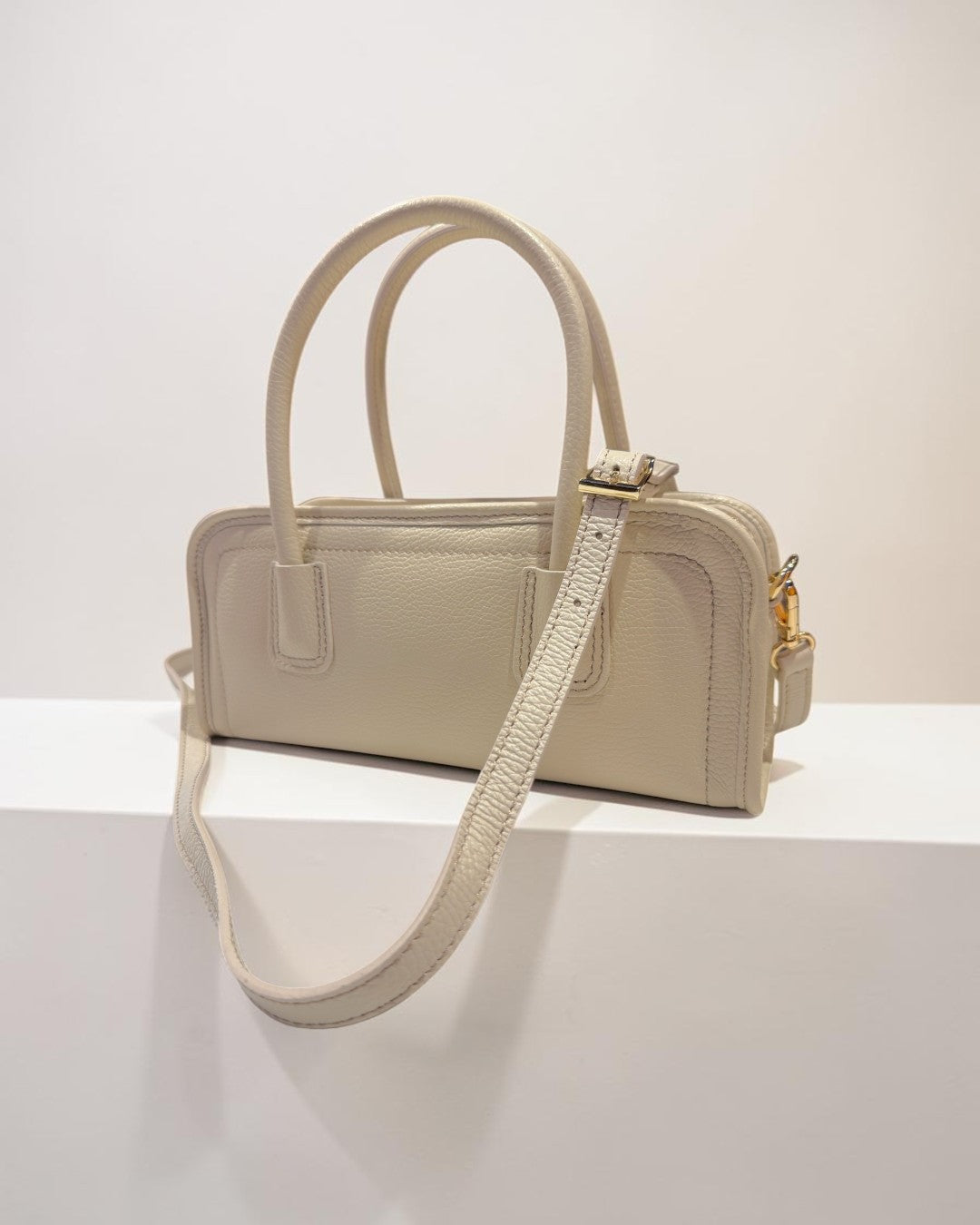 ELEGANT STRUCTURE IN EVERYDAY MOTION: ITALIAN LEATHER HORIZONTAL 2WAY BAG