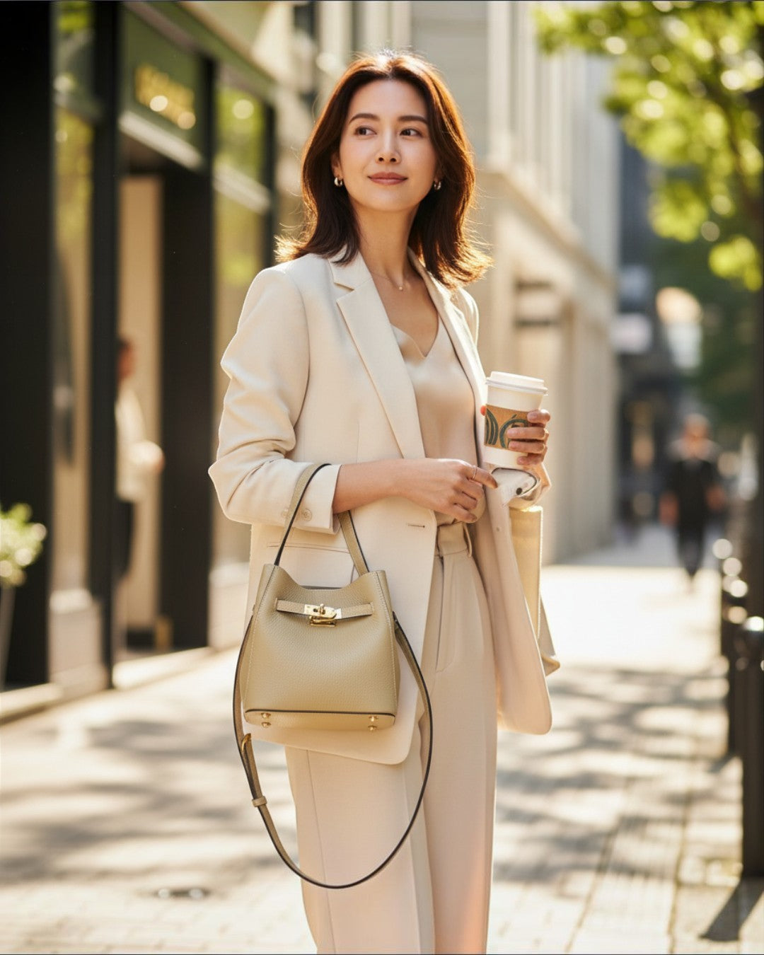 AN EMBRACE OF ITALIAN ELEGANCE: LEATHER SQUARE CROIX 2WAY BAG