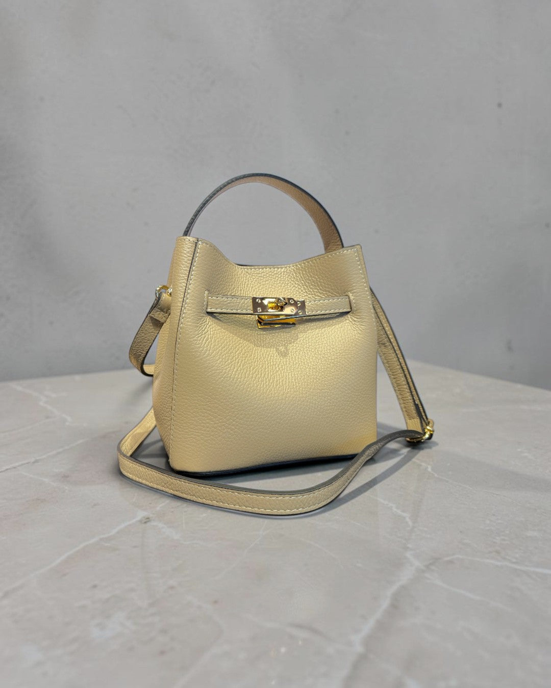 AN EMBRACE OF ITALIAN ELEGANCE: LEATHER SQUARE CROIX 2WAY BAG