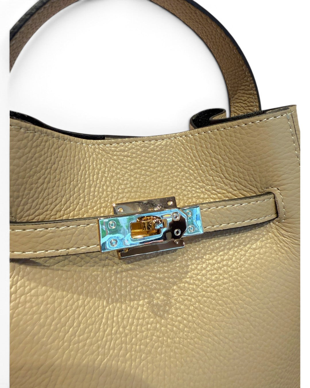 AN EMBRACE OF ITALIAN ELEGANCE: LEATHER SQUARE CROIX 2WAY BAG