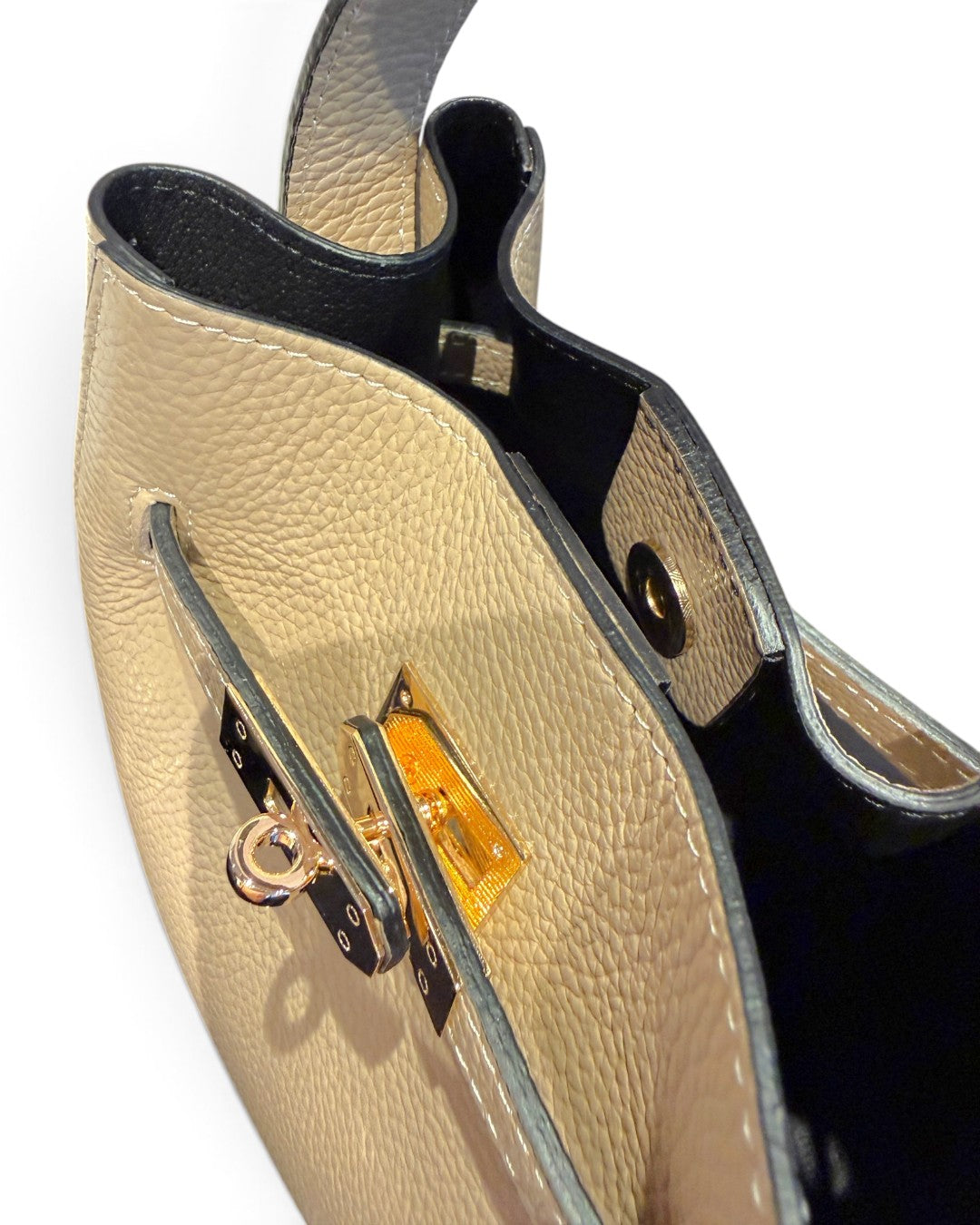 AN EMBRACE OF ITALIAN ELEGANCE: LEATHER SQUARE CROIX 2WAY BAG